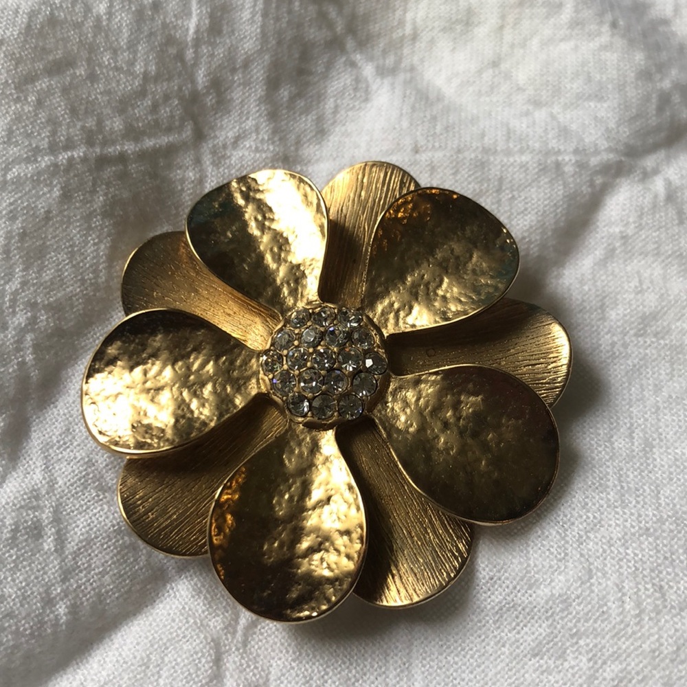 Gorgeous gold flower brooch